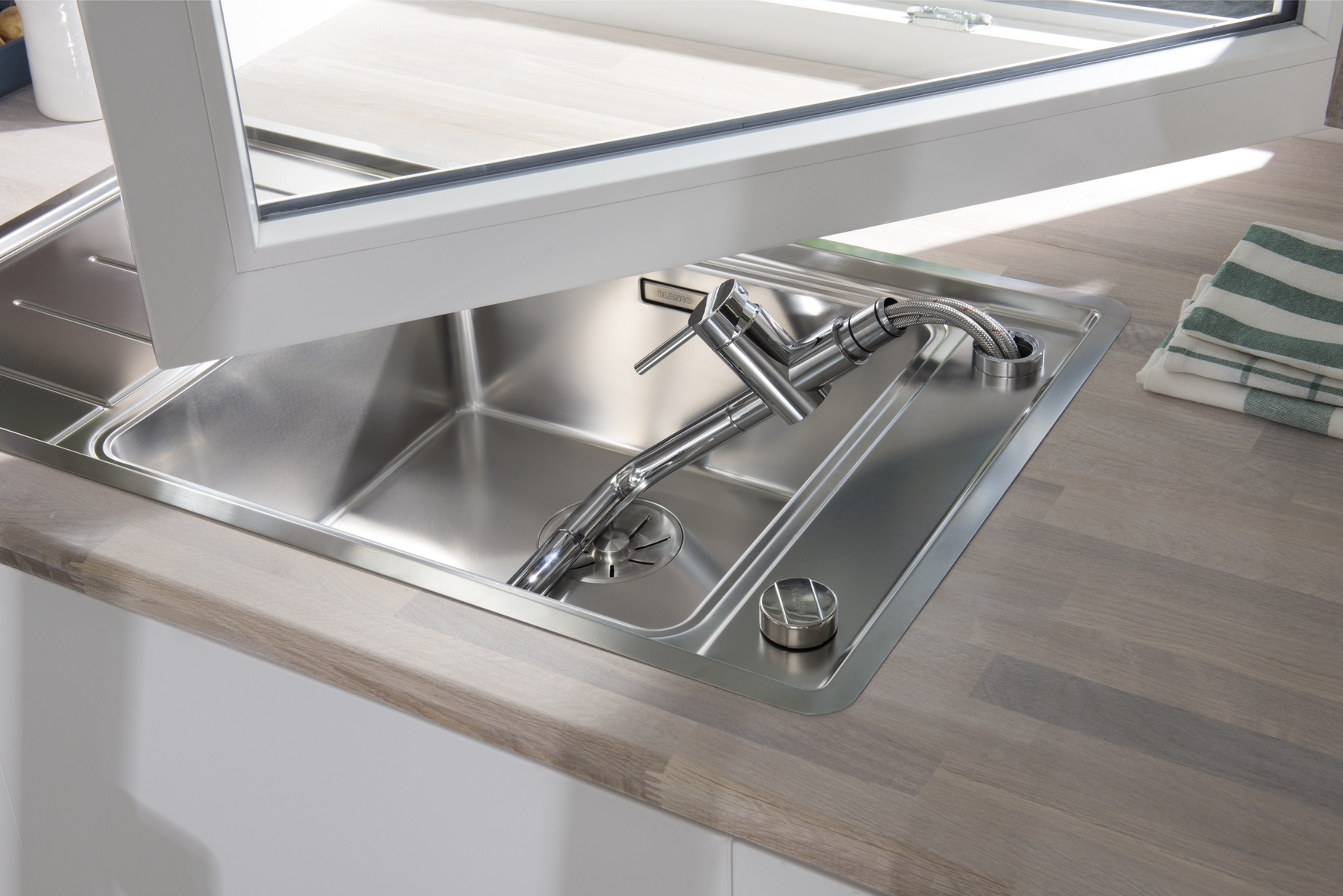 Detachable window-facing BLANCO mixer tap